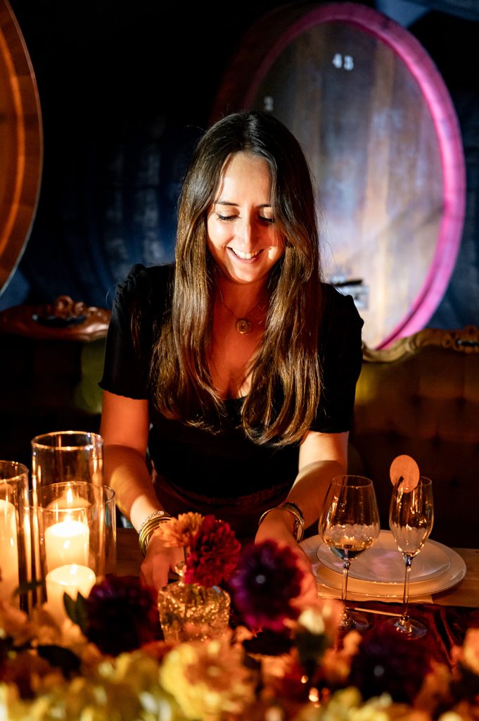 Wedding planner en Provence préparant la décoration de table des mariés lors d'une coordination jour J